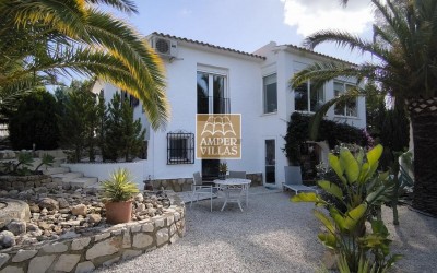 Lovely, cosy villa with a beautiful garden.